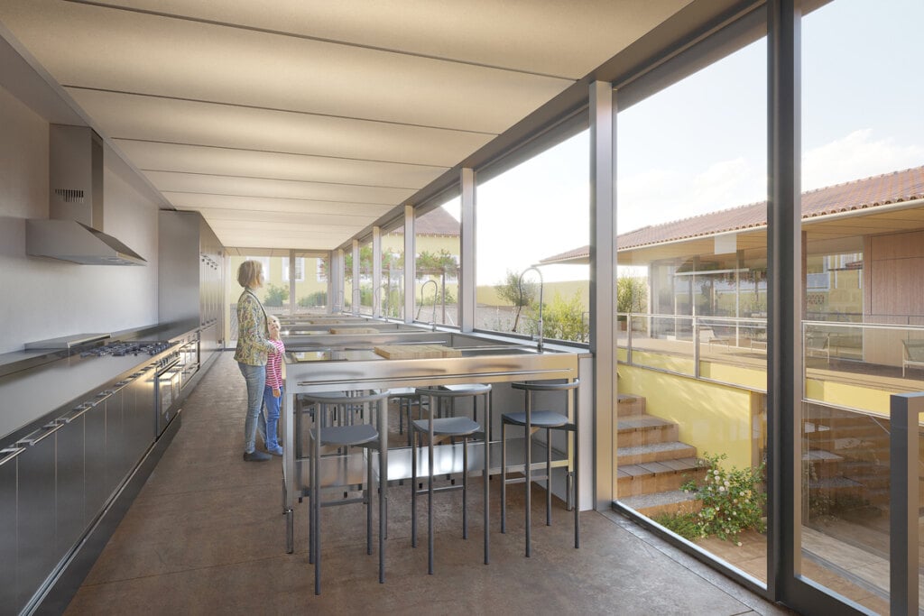 A partir da cozinha se pode acessar facilmente o pátio histórico, o pátio novo, a varanda e o café, o que aumenta em muito suas possibilidades de aproveitamento.